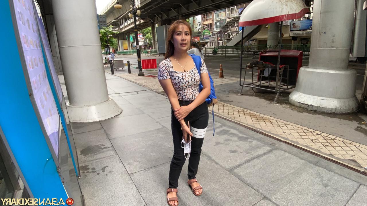 20P La chaude MILF asiatique Gif B donne un BJ bâclé à un inconnu et se fait baiser et creampied