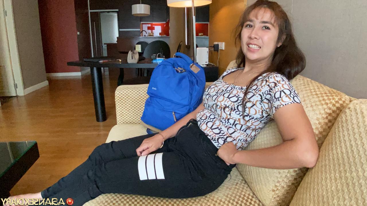 20P La chaude MILF asiatique Gif B donne un BJ bâclé à un inconnu et se fait baiser et creampied