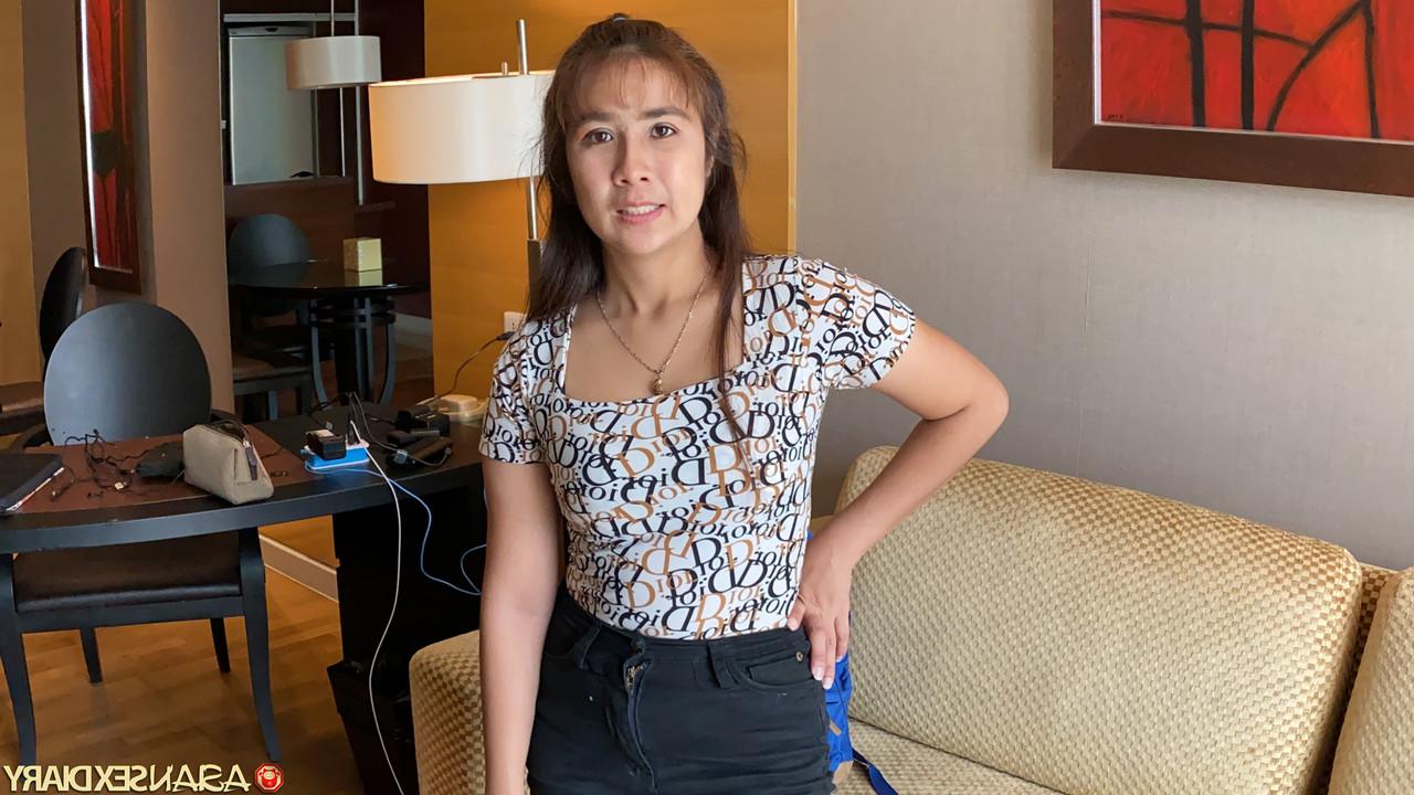 20P La chaude MILF asiatique Gif B donne un BJ bâclé à un inconnu et se fait baiser et creampied
