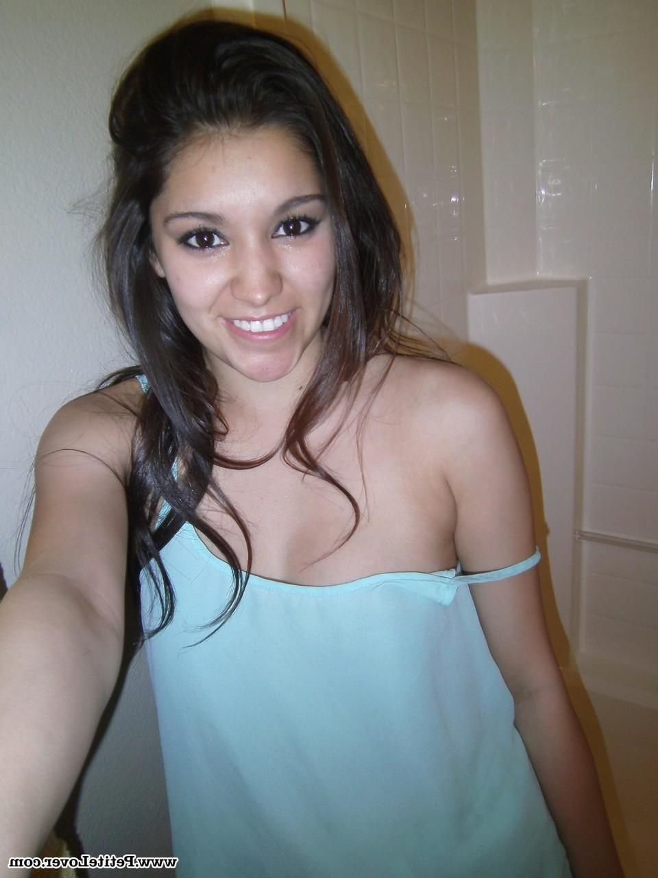 16P Die zierliche brünette Amateurin Selena macht ein Selfie von ihren heißen Titten und ihrem Arsch