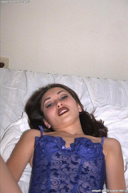 16P Petite asiática amadora Tina brincando com um grande vibrador na cama de salto alto