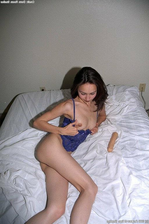 16P Petite asiática amadora Tina brincando com um grande vibrador na cama de salto alto