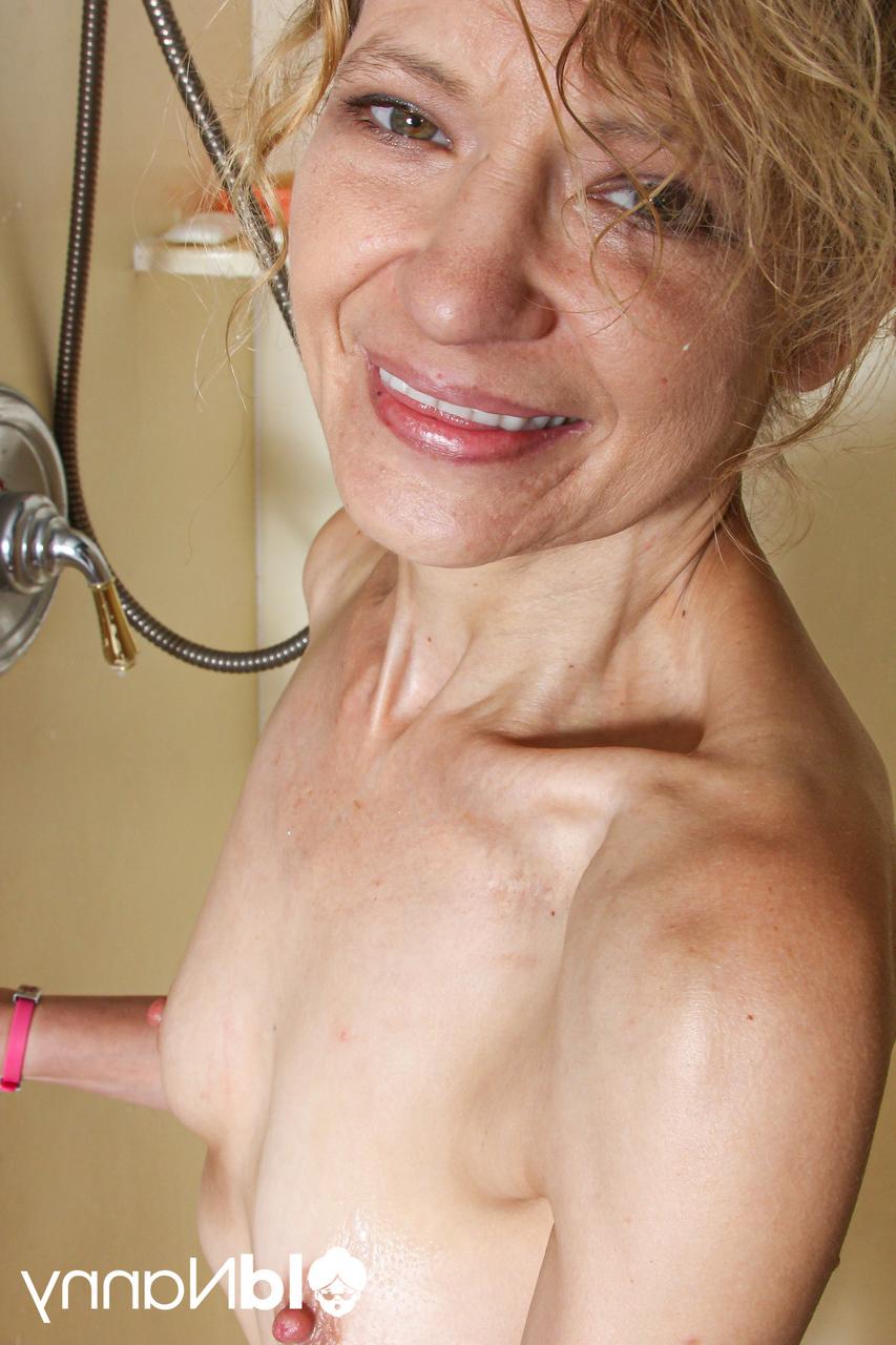 20P A vovó americana excitada Tia Stone mostra seus buracos e desliza um pau na boca