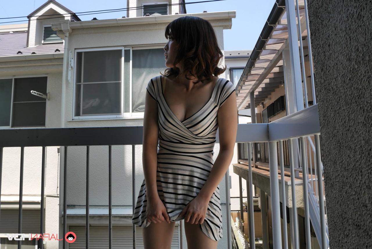15P A japonesa Tomoka Sakurai dá um BJ depois de mostrar a buceta na varanda