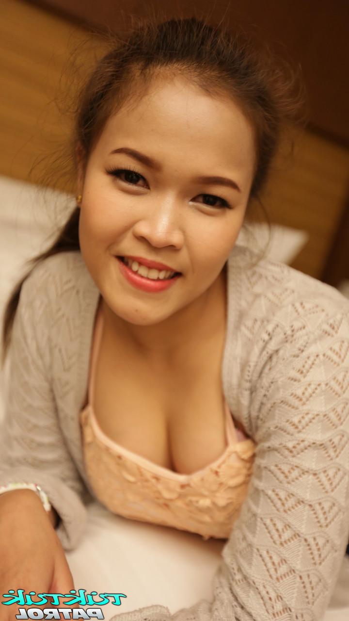 20P Das süße Thai-Babe Fang enthüllt ihren kurvigen Körper und genießt heißen POV-Sex