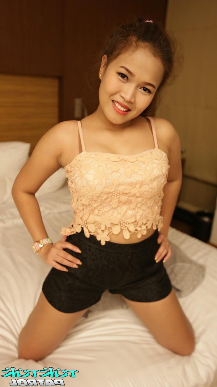 20P Das süße Thai-Babe Fang enthüllt ihren kurvigen Körper und genießt heißen POV-Sex