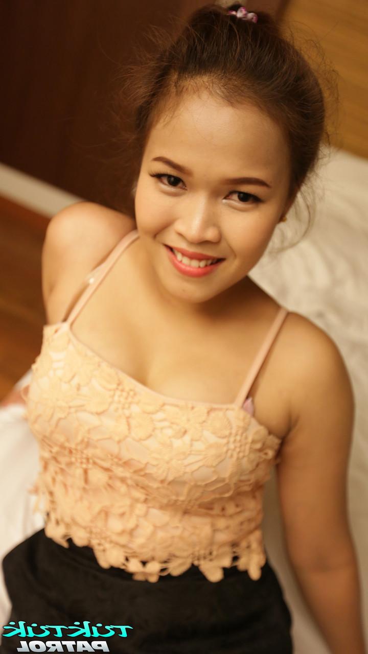 20P Das süße Thai-Babe Fang enthüllt ihren kurvigen Körper und genießt heißen POV-Sex