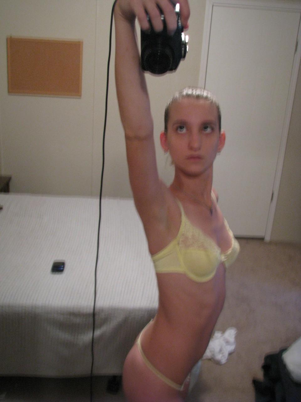 20P La adolescente amateur becky muestra sus tetas calientes y su coño afeitado en selfies en primer plano