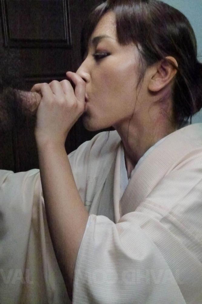 12P A bela japonesa Marika leva uma gozada na boca enquanto faz sexo oral
