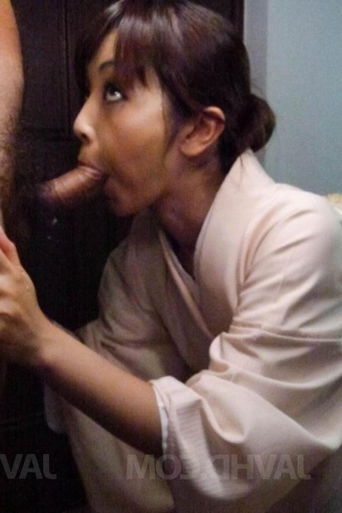 12P A bela japonesa Marika leva uma gozada na boca enquanto faz sexo oral