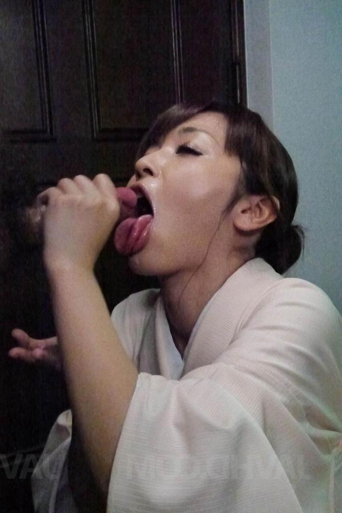 12P A bela japonesa Marika leva uma gozada na boca enquanto faz sexo oral