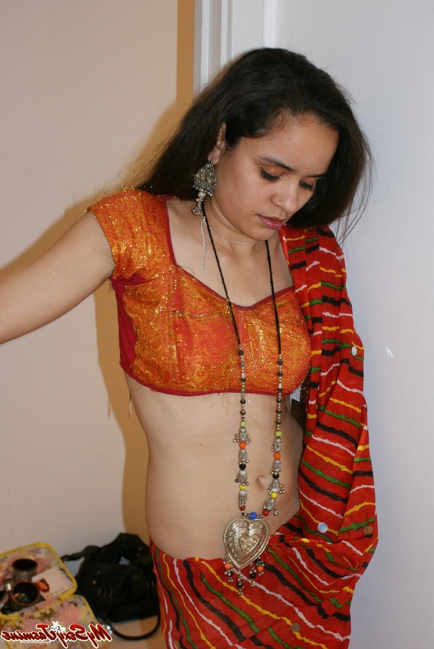 12P A indiana solo Jasmine Mathur revela seus peitos minúsculos enquanto se despe