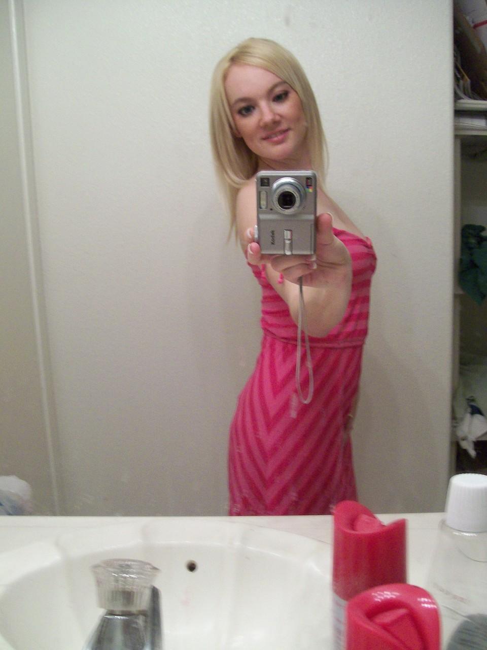 20P Petite American Liz Black mostra seus peitos e bunda lindos no espelho