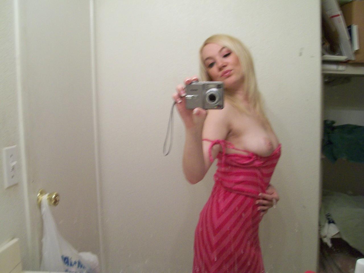 20P Petite American Liz Black mostra seus peitos e bunda lindos no espelho
