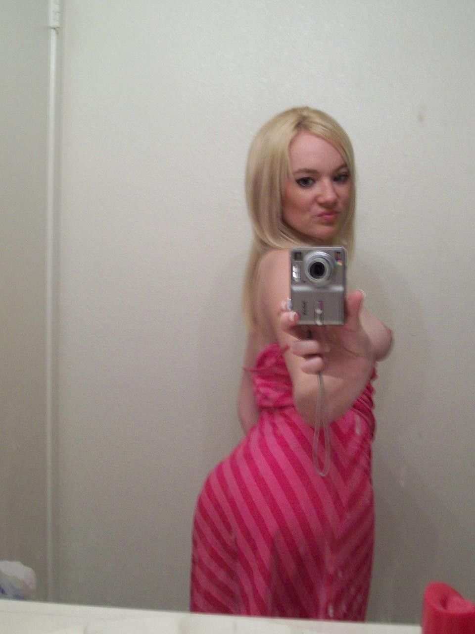 20P Petite American Liz Black mostra seus peitos e bunda lindos no espelho