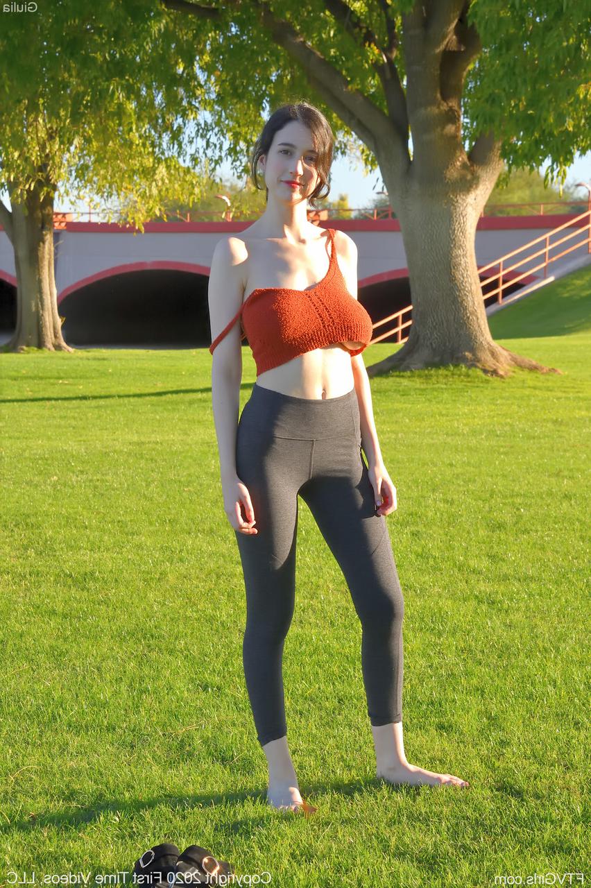 20P La glamorosa Giulia expone sus grandes pechos mientras se burla con pantalones de yoga al aire libre