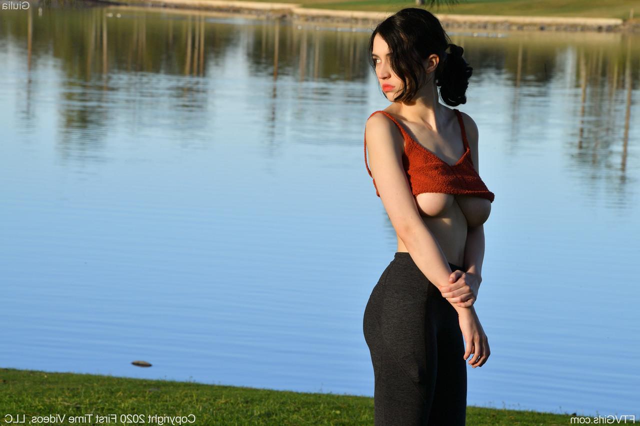 20P La glamorosa Giulia expone sus grandes pechos mientras se burla con pantalones de yoga al aire libre