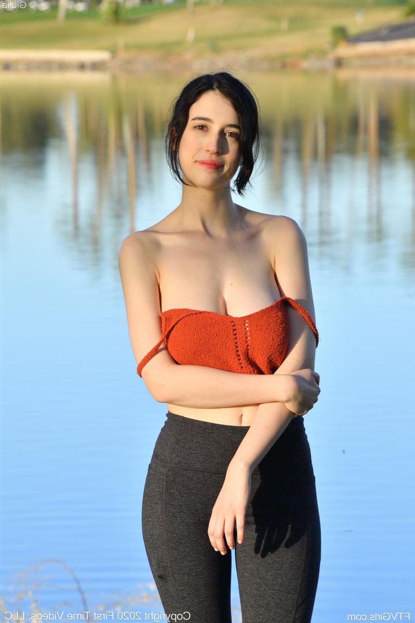 20P La glamorosa Giulia expone sus grandes pechos mientras se burla con pantalones de yoga al aire libre