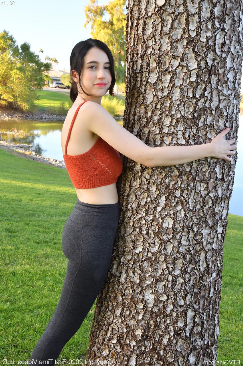 20P La glamorosa Giulia expone sus grandes pechos mientras se burla con pantalones de yoga al aire libre