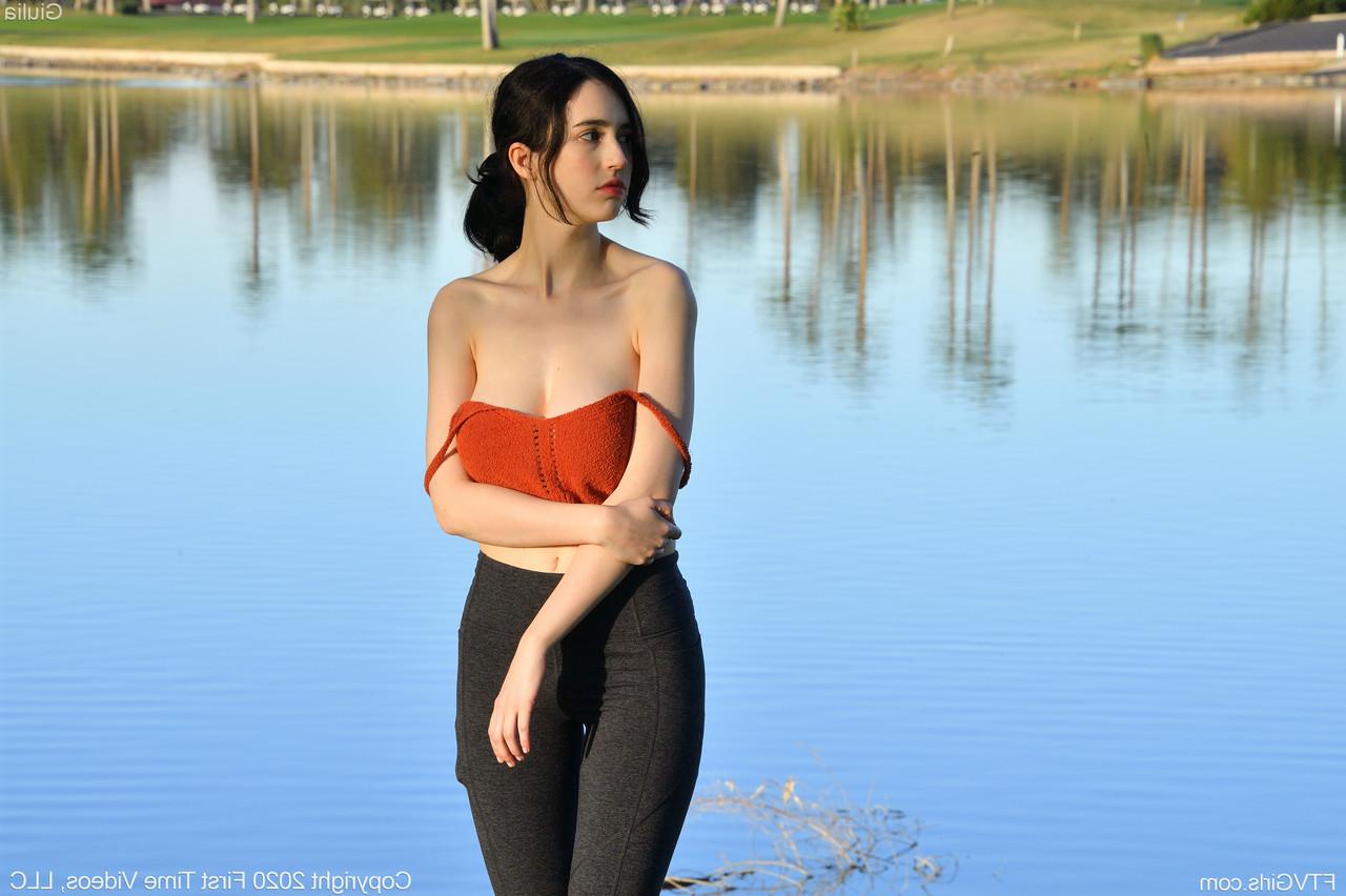 20P La glamorosa Giulia expone sus grandes pechos mientras se burla con pantalones de yoga al aire libre