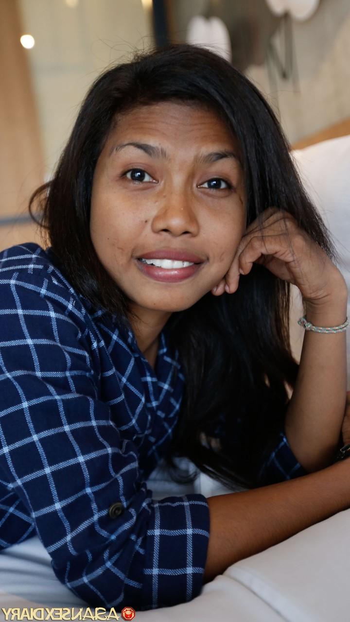 20P Das schöne malaysische Babe Asha wird von einem Fremden im POV gefickt und vollgespritzt