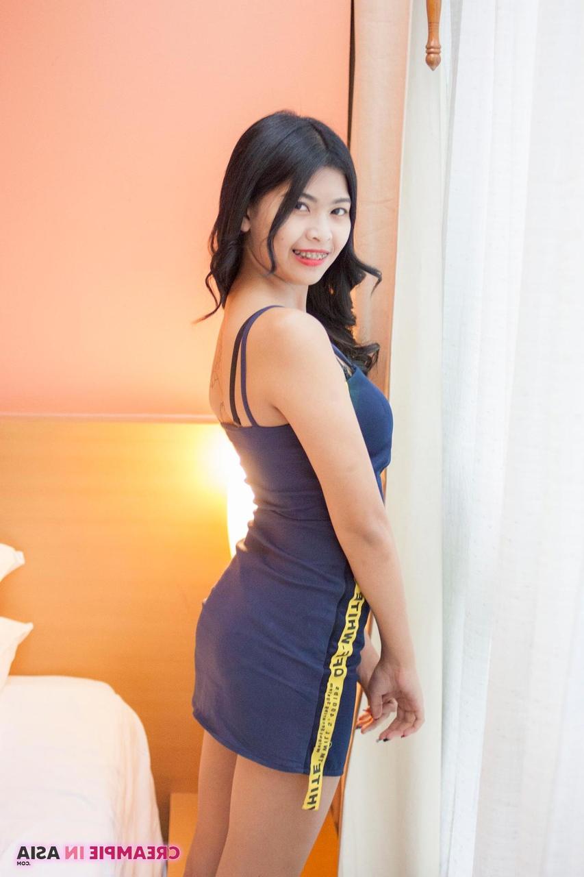 20P Morena adolescente asiática Chuun expõe seus peitos pequenos e buceta gostosa na cama