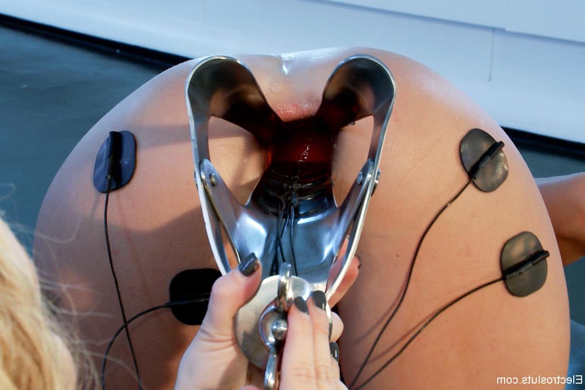 20P La dominatrice en chaleur Aiden Starr joue avec des jouets, des poings et des chocs, l'esclave blonde coquine Roxy Raye