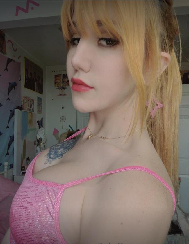 15P Die tätowierte Blondine Lena Moon Xo zeigt ihre saftigen Titten und ihren großen Arsch