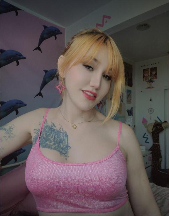 15P Die tätowierte Blondine Lena Moon Xo zeigt ihre saftigen Titten und ihren großen Arsch