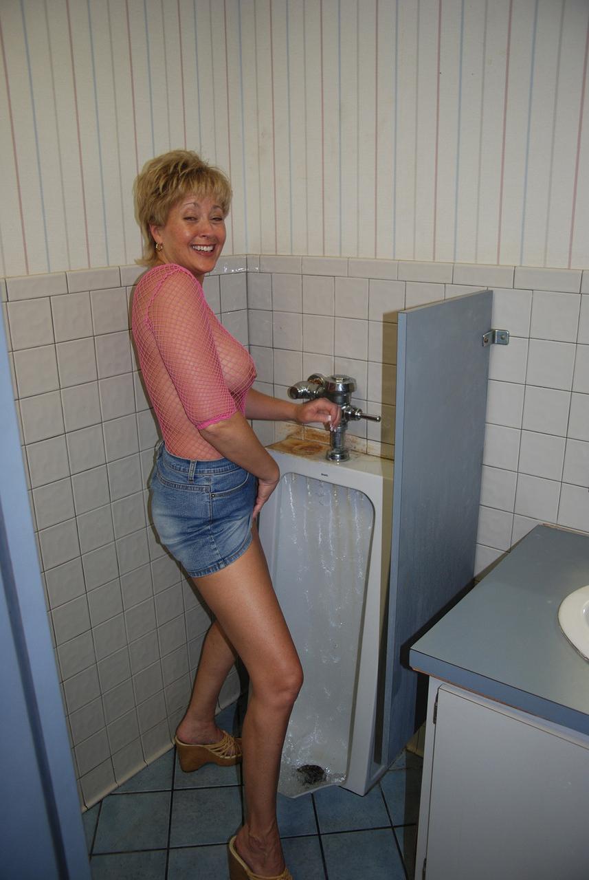 20P Esposa de cabelos curtos e peitos grandes Tracy Lick fazendo um boquete de classe mundial