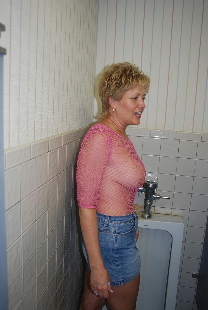 20P Esposa de cabelos curtos e peitos grandes Tracy Lick fazendo um boquete de classe mundial