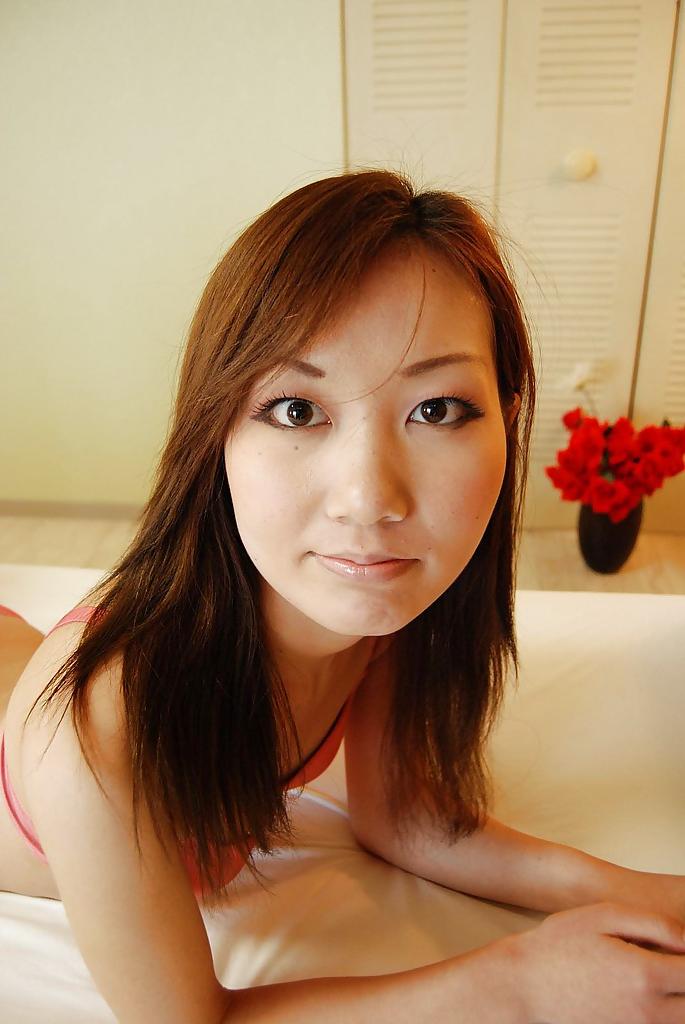16P 遊び心のあるアジアのティーン、木村和葉が服を脱いで毛むくじゃらのおまんこをいじる