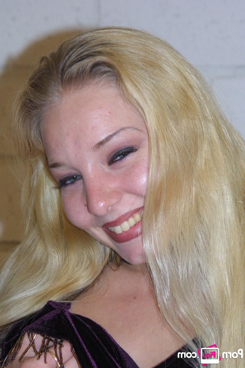 20P Une jeune blonde aux petits seins se déshabille et pose complètement nue