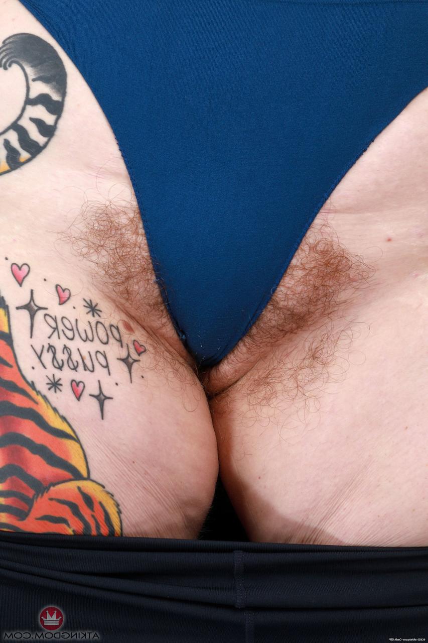 20P La gorda amateur adora bell se desnuda y muestra sus agujeros peludos en solitario