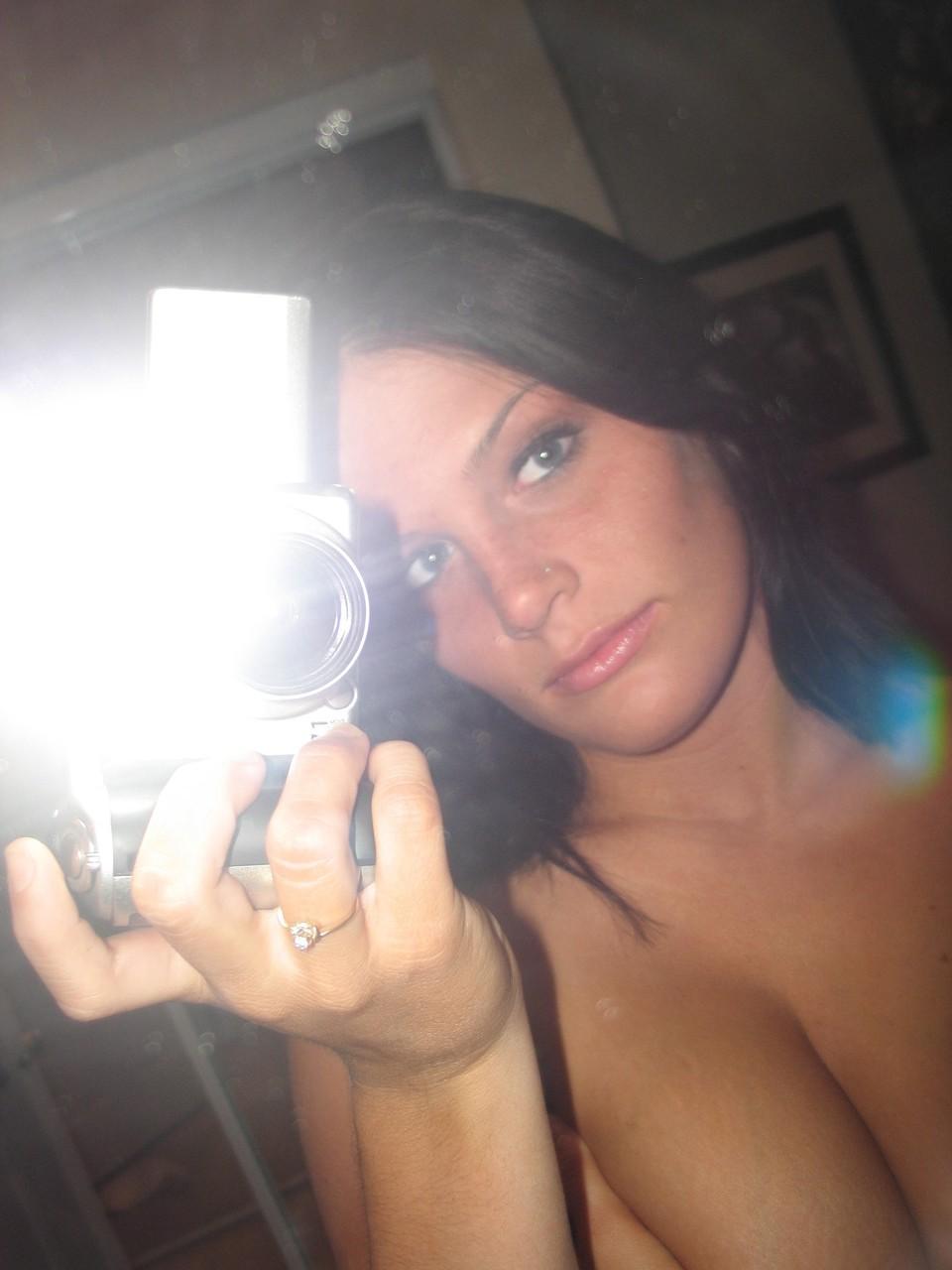20P Morena amateur muestra sus grandes tetas en una sesión de fotos desnuda