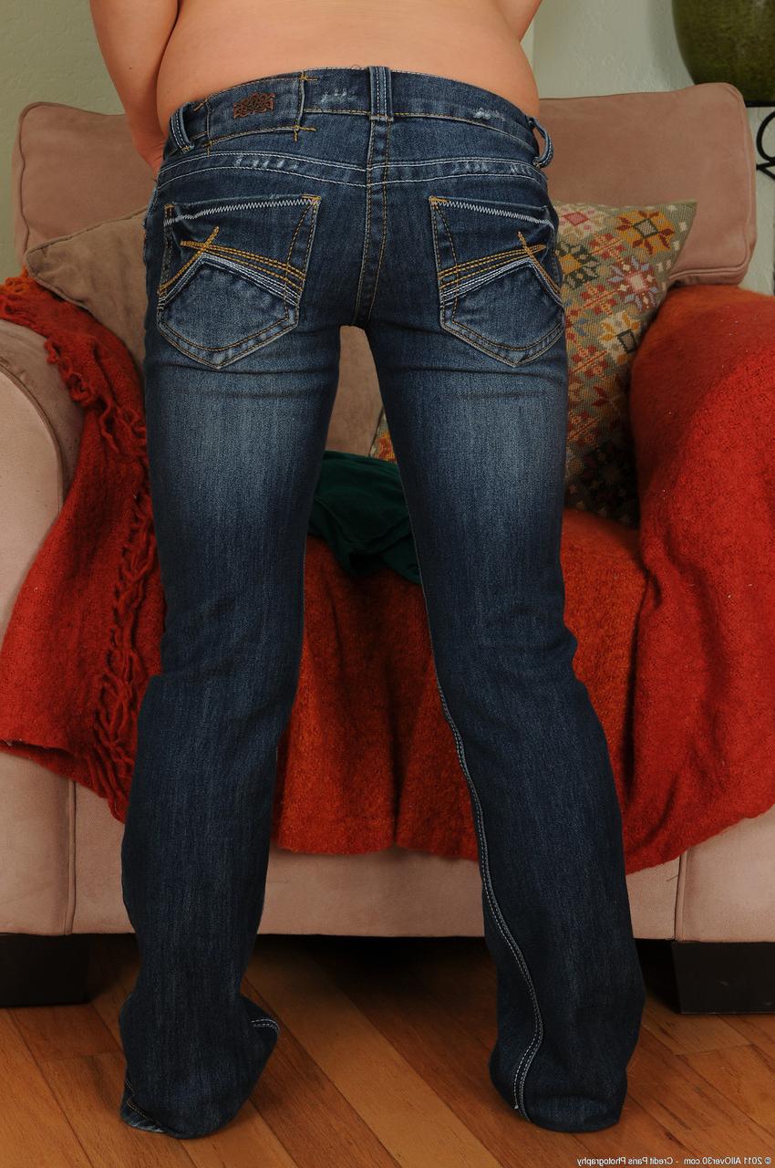 20P ホットな熟女アレクシス・リーが見事なおっぱいを披露し、パイパンを広げます