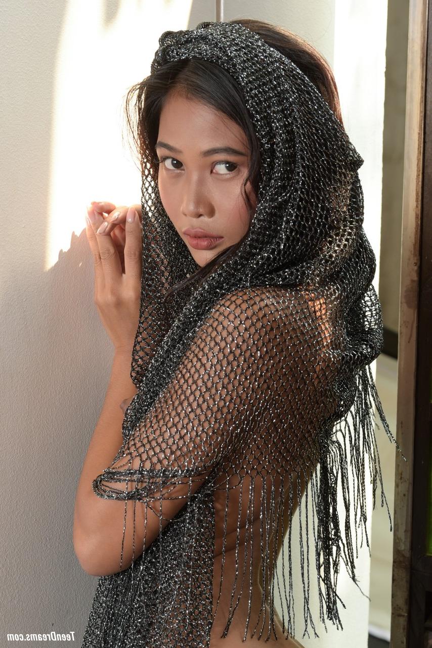 20P La guapa Hiromi muestra su coño afeitado en un sexy striptease al aire libre
