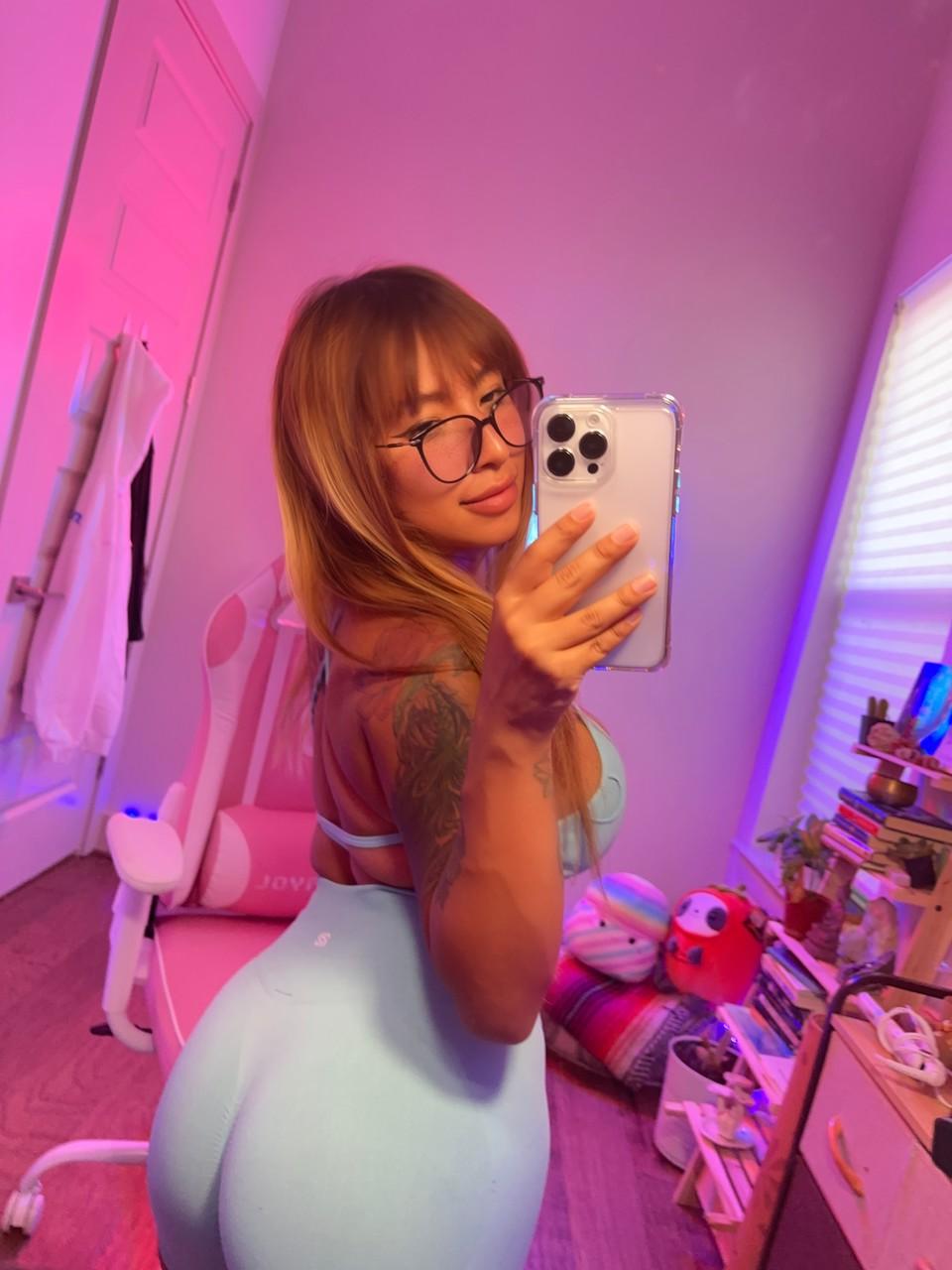 17P Модель OnlyFans Райли Свифт демонстрирует свои потрясающие формы в своей подборке