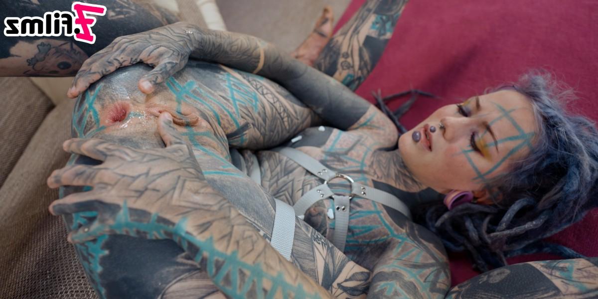 15P La chica muy tatuada Anuskatzz hace doble anal durante el transcurso del sexo BBG