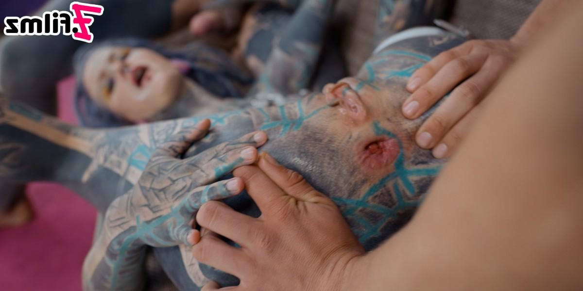 15P La chica muy tatuada Anuskatzz hace doble anal durante el transcurso del sexo BBG