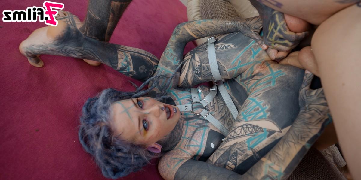 15P La chica muy tatuada Anuskatzz hace doble anal durante el transcurso del sexo BBG