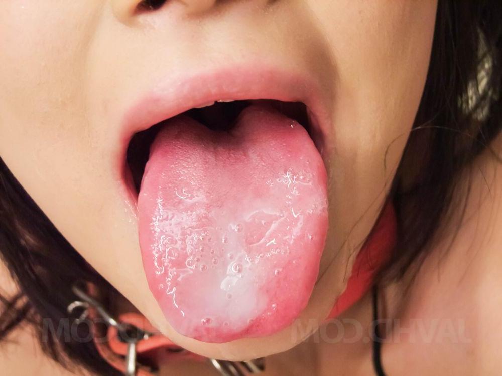 16P La japonesa Aika Hoshino luce una lengua cubierta de esperma después de ser masturbada