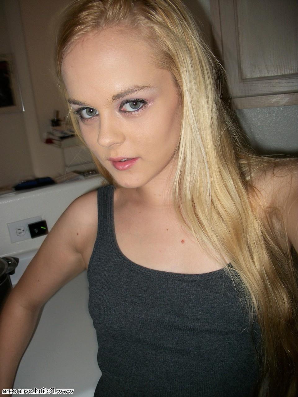 16P La pequeña amateur Bri Skies se toma selfies mientras expone sus tetas y su coño