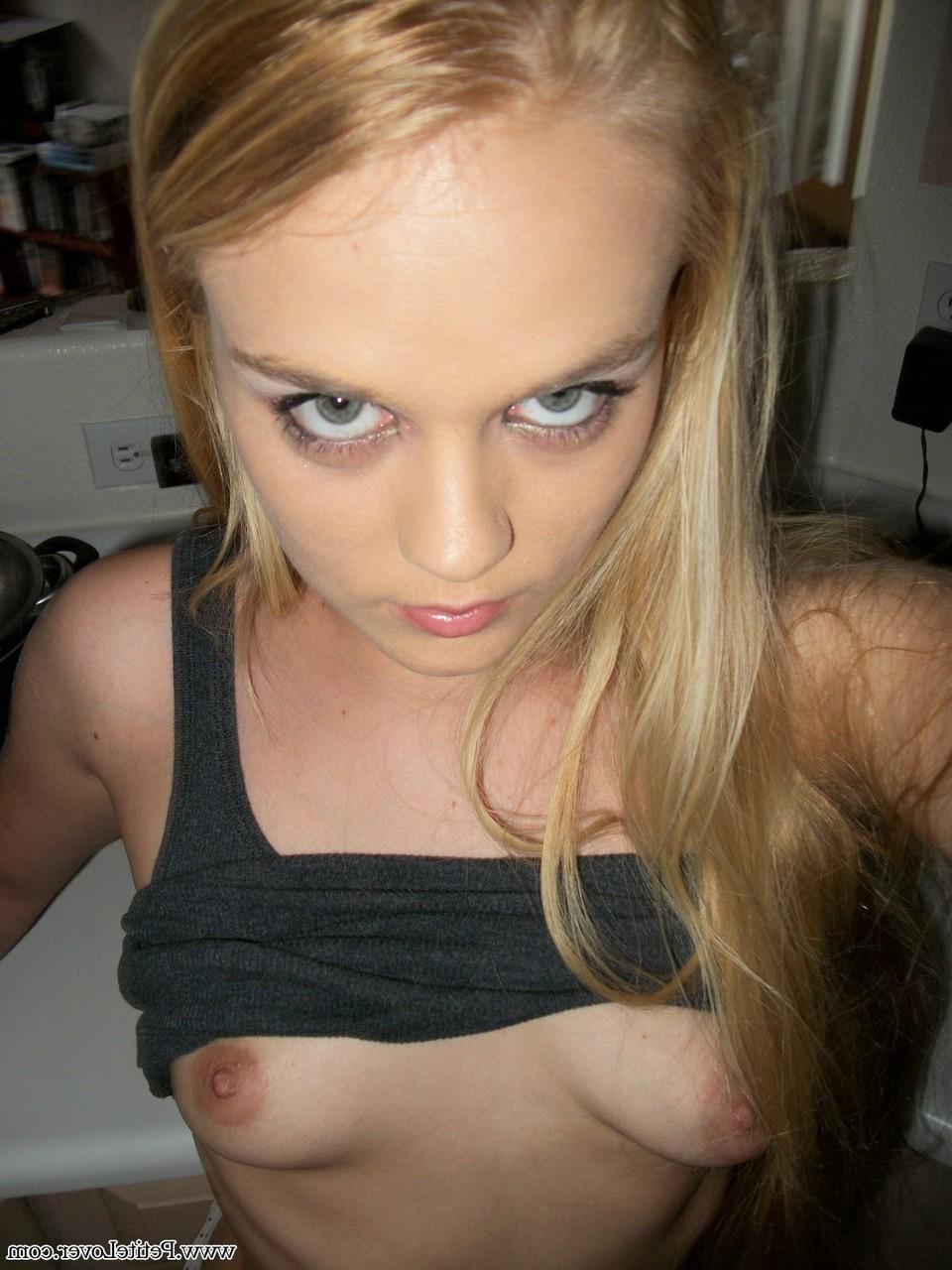 16P La pequeña amateur Bri Skies se toma selfies mientras expone sus tetas y su coño