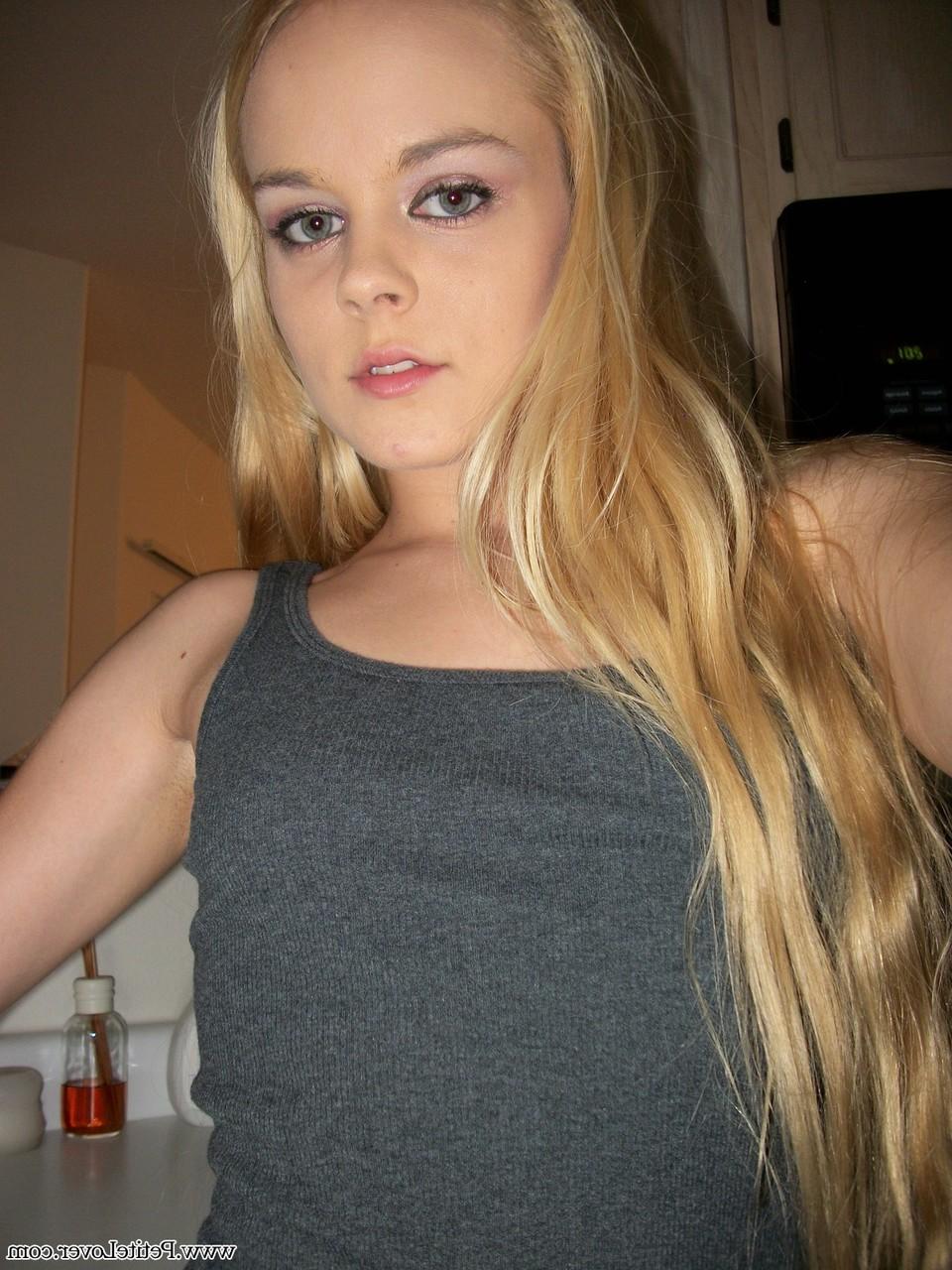 16P La pequeña amateur Bri Skies se toma selfies mientras expone sus tetas y su coño