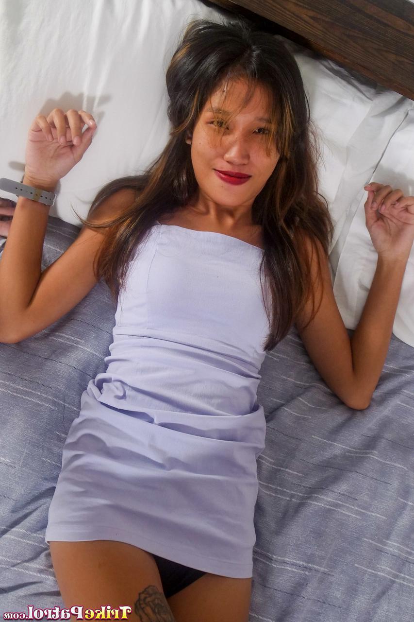 20P A gata asiática amadora Venus Soriano perde a roupa e posa nua