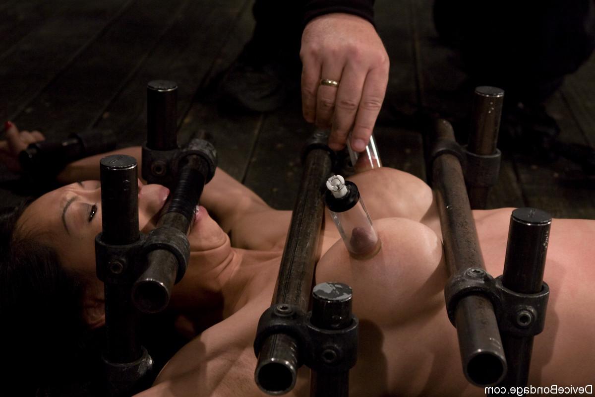 17P Die Asiatin Tia Ling wird gefesselt mit einem langen Dildo masturbiert