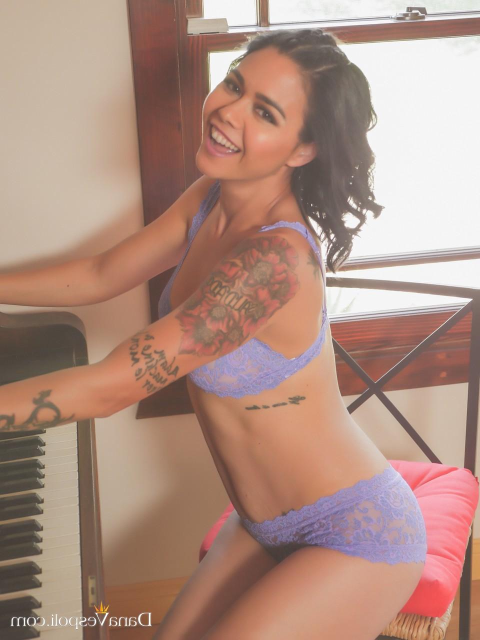 20P La petite asiatique tatouée Dana Vespoli expose son corps chaud devant un piano.