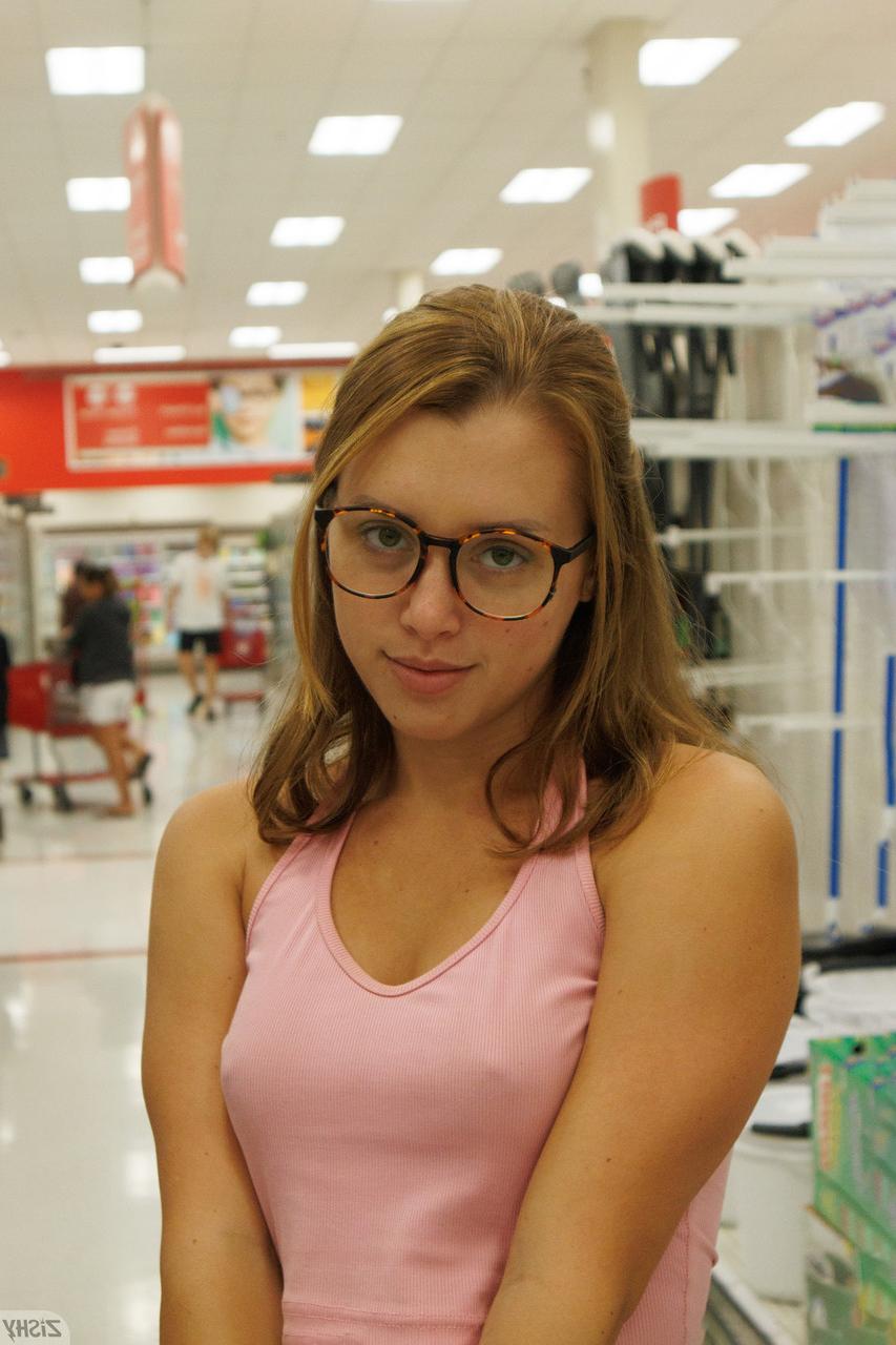 13P Linda gata amadora Lila Love mostrando seus peitos e calcinhas em público