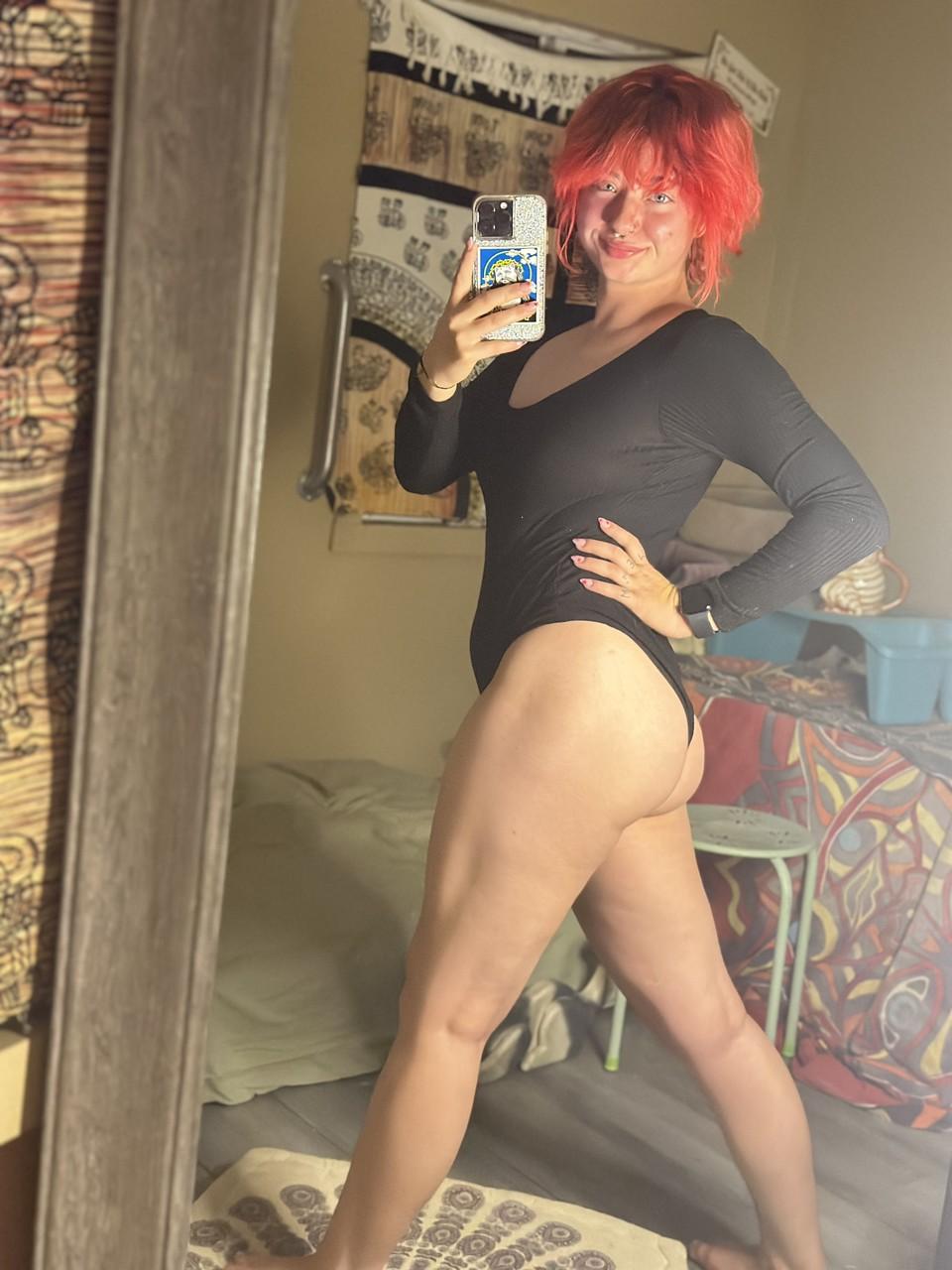11P OnlyFans vagabunda ruiva Abby expondo seu grande saque no espelho